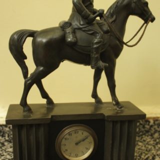 Zegar kominkowy z rzeźbą Józefa Piłsudskiego