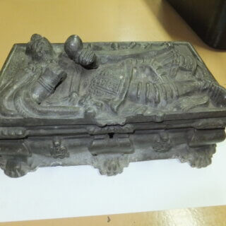 Szkatułka serwantkowa w formie sarkofagu Stefana Batorego